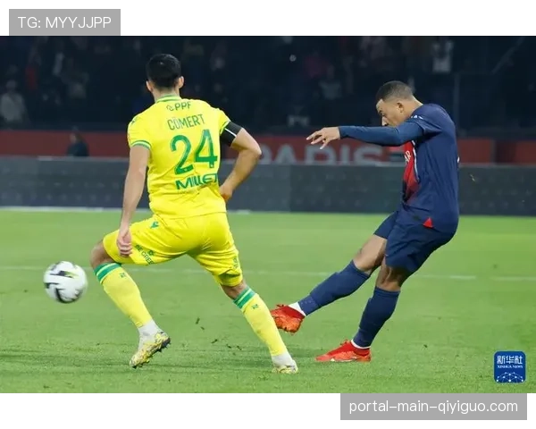 比赛因伤暂停，南特球员西芒头部碰撞后经检查确认无大碍